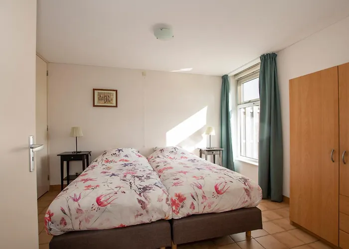 Zaanse Rietveld Logies * ألفن آن دن راين